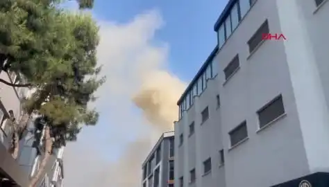 İstanbul'da 4 Katlı İş Merkezinde Yangın: Yangınla Mücadele Devam Ediyor