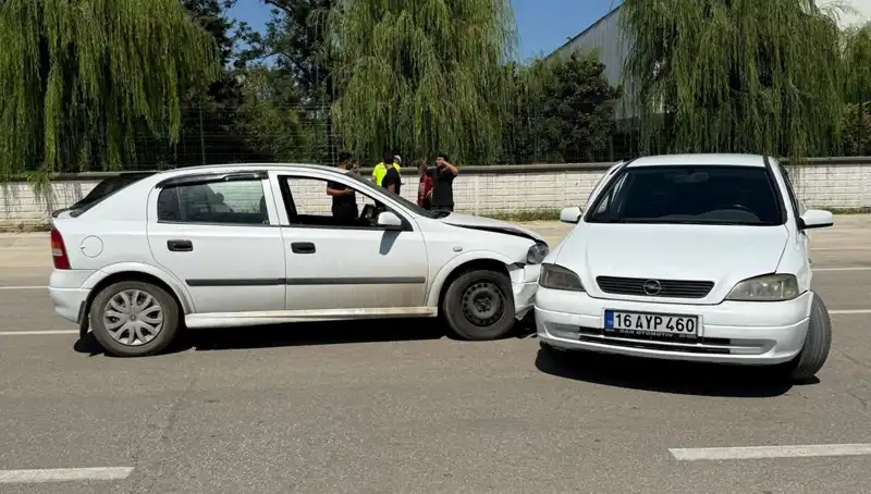 İki Otomobil Çarpıştı: Kaza Sonrası Yaralılar Hastaneye Kaldırıldı