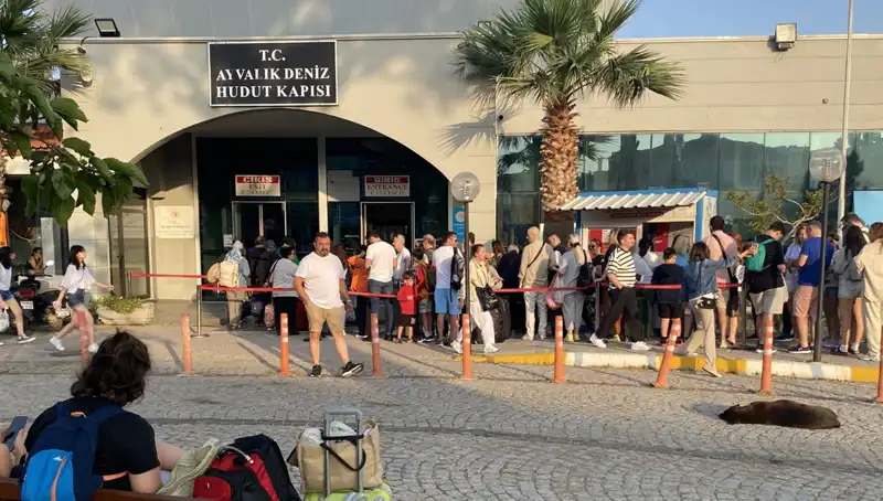 Bayramda Midilli Adası'na Yoğun İlgi: Tatilciler Akın Akın Geldi