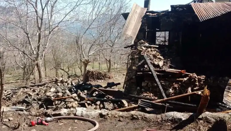Karaman'daki Müstakil Evde Yangın: Trajik Olayda Bir Ölü, Bir Yaralı