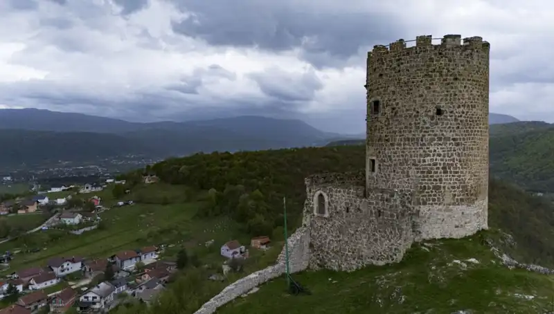 Bosna-Hersek'teki Sokolac Kalesi: Tarihle İç İçe Bir Yolculuk