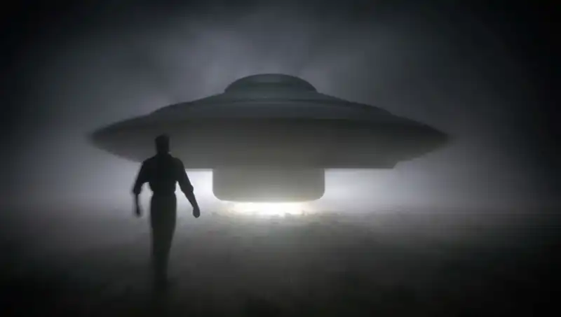 UFO Uzmanı, Uzaylıların Tehditine Dikkat Çekiyor: "Masum İnsanları Hedef Alıyorlar"