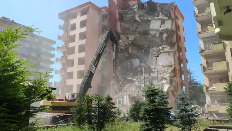 Deprem Değil, Dalgalar! İki Binanın Yıkım Süreci Başladı