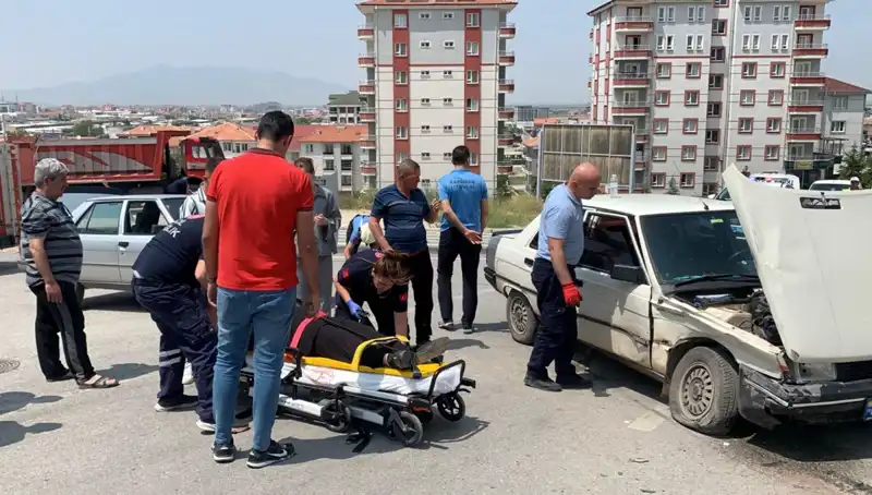 Kavşakta Meydana Gelen Kazada İki Kişi Yaralandı: Ayrıntılar Burada!