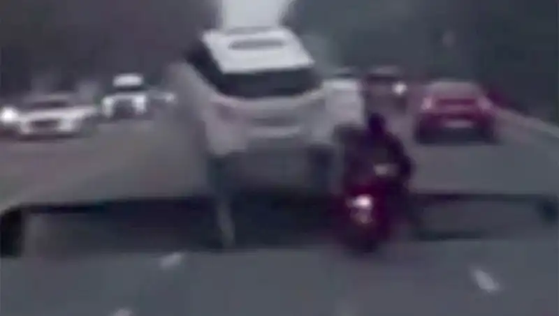 Güney Kore Otoyolunda Dev Çukur Motosikleti Yutunca Söz Konusu Olaylar Şaşırttı