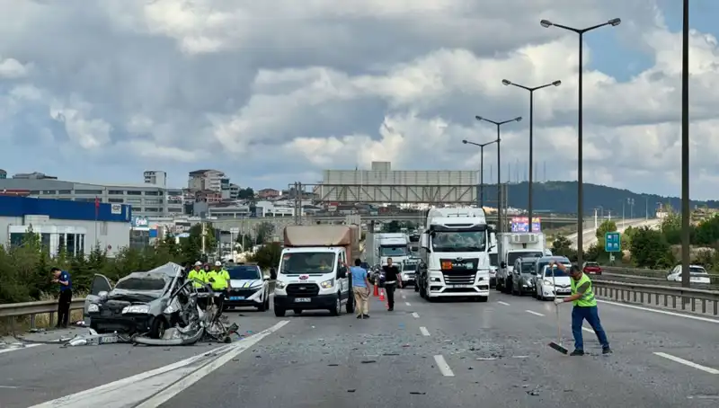 Otoyolda Yürekleri Ağıza Getiren Kaza: Sıkışan Üç Kişi Kurtarıldı