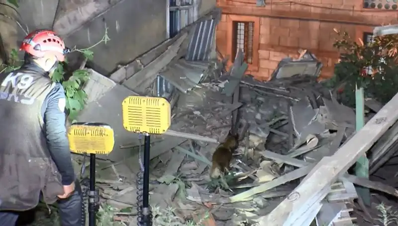 İstanbul'da Deprem Sonrası Dram! Hasar Alan Bina Çöktü