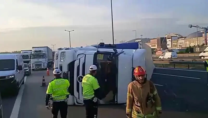 Pendik TEM Otoyolu’nda TIR Devrildi: İstanbul Yönünde Trafik Kaosu!