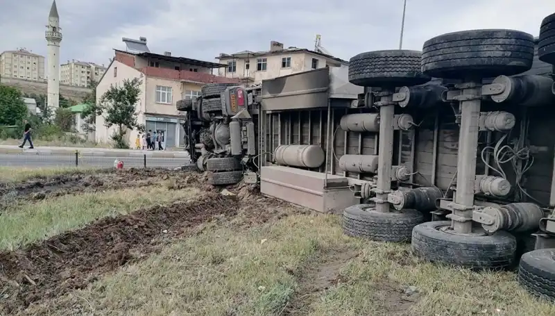 Freni Boşalan TIR, Erzurum'da Korkunç Bir Kazaya Neden Oldu