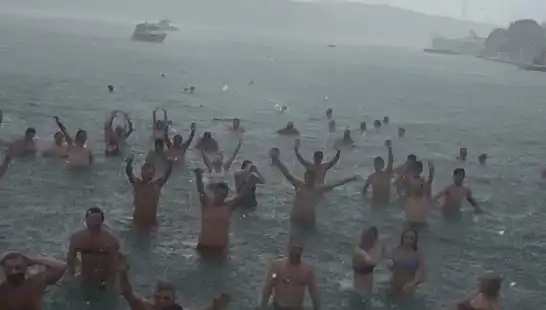 İstanbul'da Yoğun Yağmura Rağmen Bebek'te Denize Girenler Hayrete Düşürdü