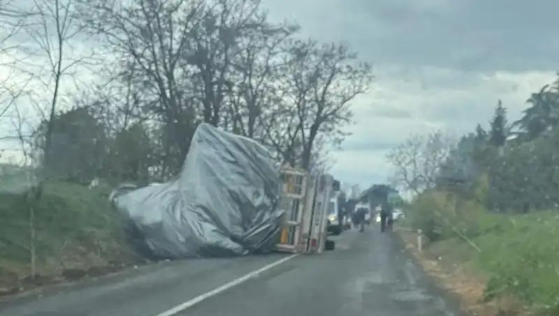 Tekirdağ'da Devrilen Saman Yüklü TIR Kazası: 1 Kişi Yaralandı