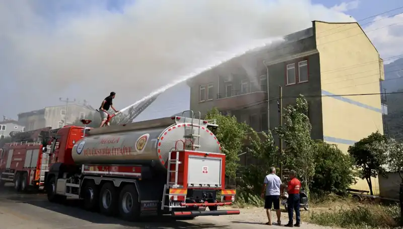 Çatı Katı Yangını: Korkutan Blaze, Şehrin Kalbinde Korkuya Neden Oldu