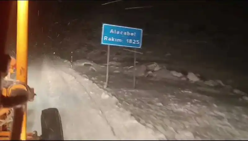 Antalya'da Kışın İlk Karı Yağdı: Yerli ve Yabancı Turistlerin İlgisi Büyüyor