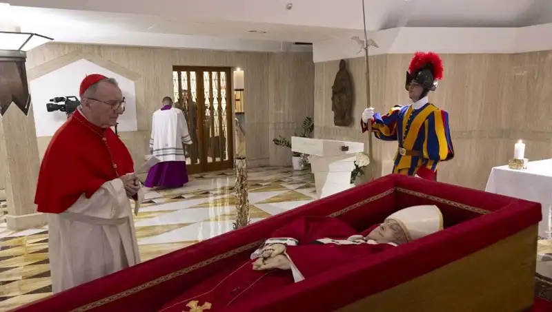 Papa'nın Tabutundaki Fotoğraflar: Son Veda Anıları ve Duygular