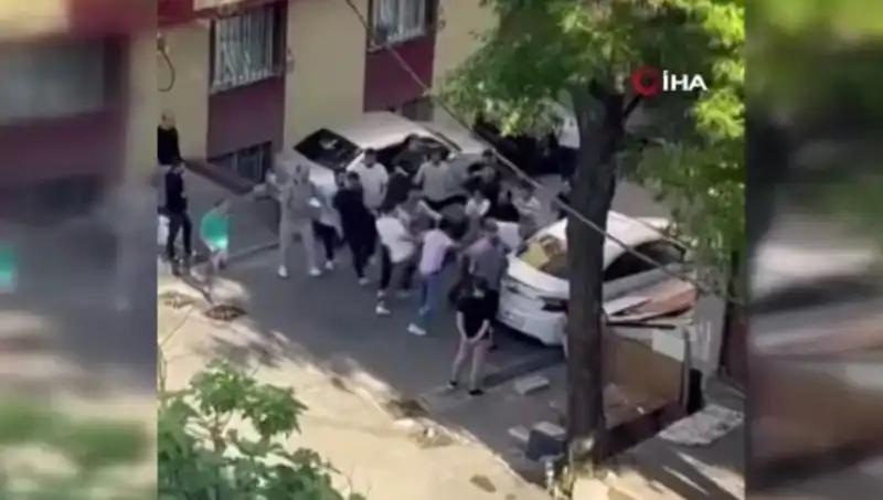 Kapıları Zorlayan Madde Bağımlısına Mahallelinin Cesur Tepkisi