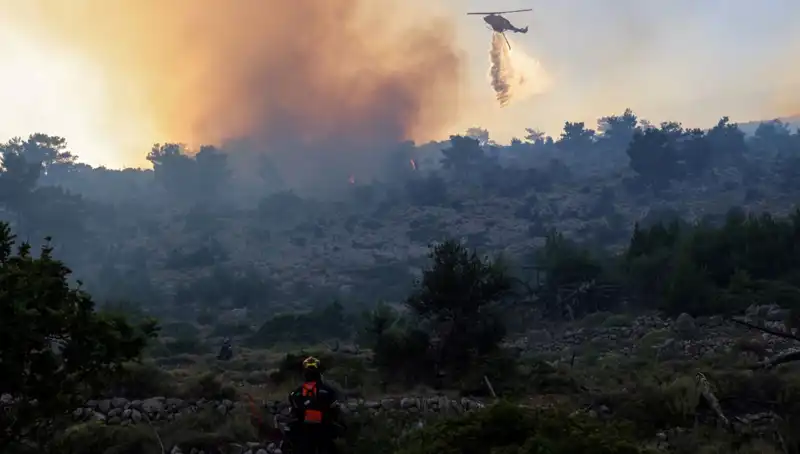 Eğriboz Adası’nda Büyüyen Orman Yangını: İki Köy Tahliye Edildi