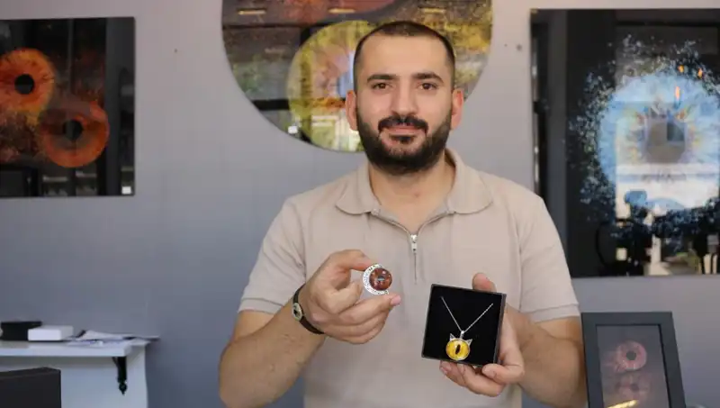 Çektiği İris Fotoğraflarını Takı ve Tablolara Dönüştürüyor: Sanatın Yeni Yüzü