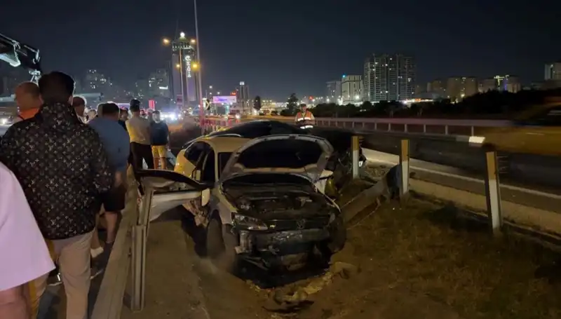 Yol Ayrımında İki Otomobilin Kaza Yaptığı Tüyler Ürperten Anlar