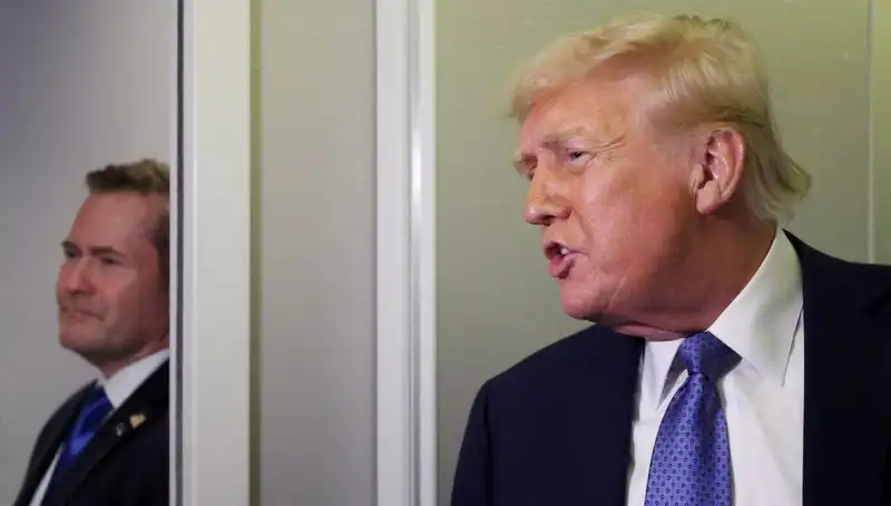 Trump'ın Mike Waltz Kararı: Sızdırılan Planların Ardındaki Gizem