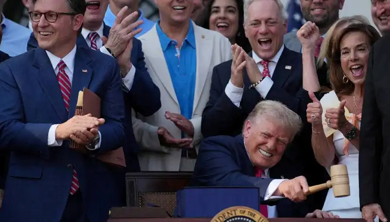 Trump, Ekonomiyi Canlandıracak "Büyük, Güzel Yasa Tasarısı"nı İmzaladı!