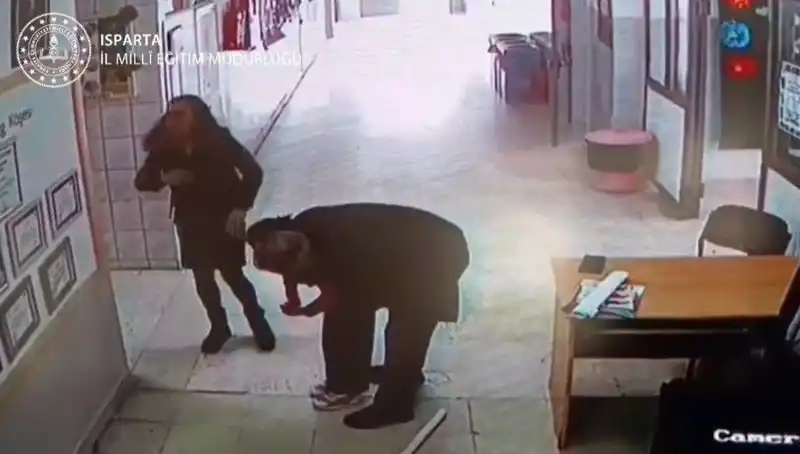 İlkokulda Öğretmen, Heimlich Manüvrası ile Öğrencisini Hayata Döndürdü!
