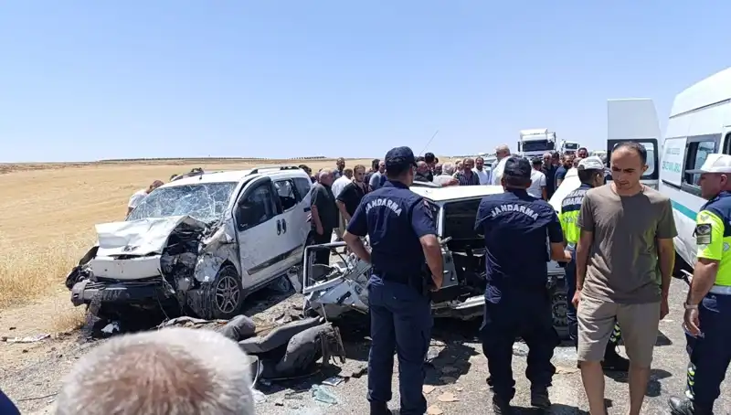 Son Dakika: Otomobil ile Hafif Ticari Araç Çarpıştı, 4 Kişi Hayatını Kaybetti