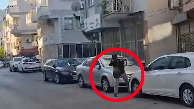 İzmir’de Gerilim Dolu Anlar: Saldırganla Güvenlik Güçleri Arasında Çatışma!