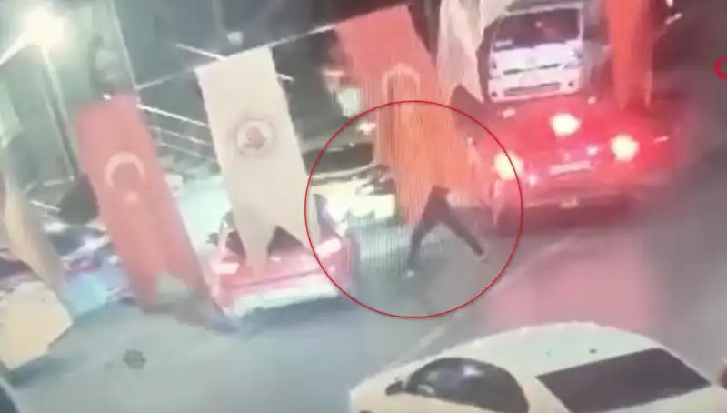 Kağıthane'de Sokak Ortasında Cinayet: Onlarca Kurşun ile Genç Adam Hayatını Kaybetti