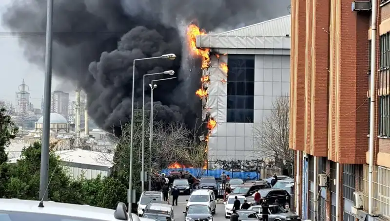 Başakşehir Sanayi Sitesinde Yangın! Ekipler Olay Yerinde Müdahale Ediyor