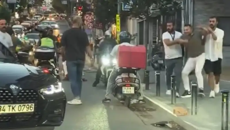 Nişantaşı'nda Sokak Ortasında Yaşanan Olay, Kadın İle Adam Arasında Sopalı Kavga