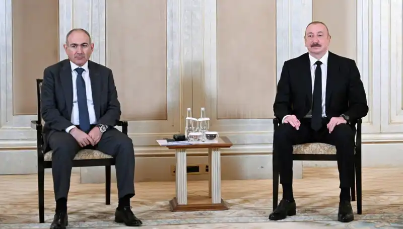 Aliyev ve Paşinyan: Abu Dabi'de Barış Süreci İçin Tarihi Buluşma
