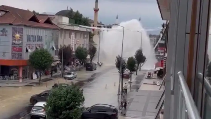 İçme Suyu Hattındaki Patlama, Şehirde Şok Etkisi Yarattı!