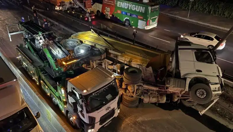 Hafriyat Kamyonu Devrildi: Molozlar Yola Saçıldı, İki Yaralı