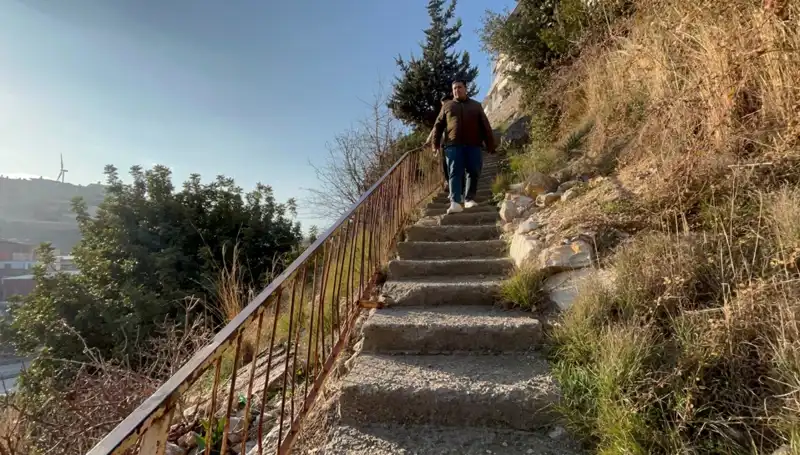 Uçurumun Kenarındaki Evler: 107 Basamakla Erişilen Hayaller