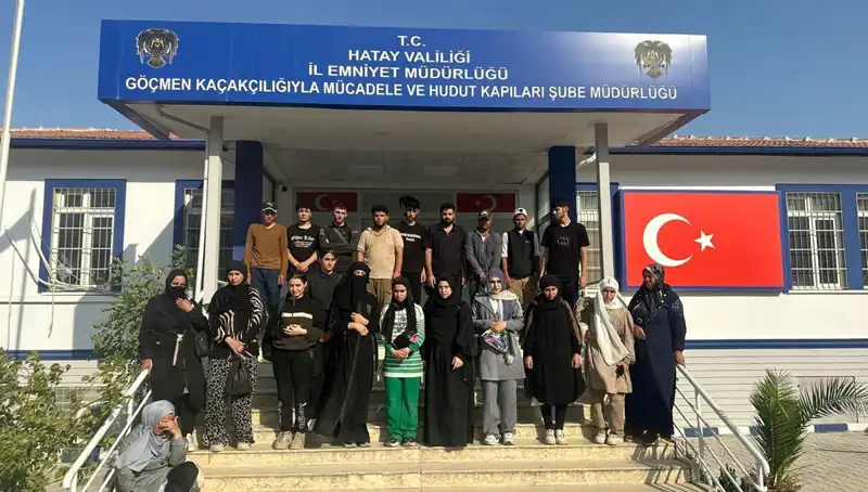 Minibüste Saklanan 24 Göçmen, Şehirler Arası Yolculukta Yakalandı!