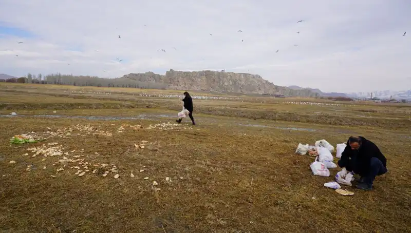 17 Yıldır Ekmeğini Kırıntılarından Çıkaran Adamın İlham Veren Hikayesi