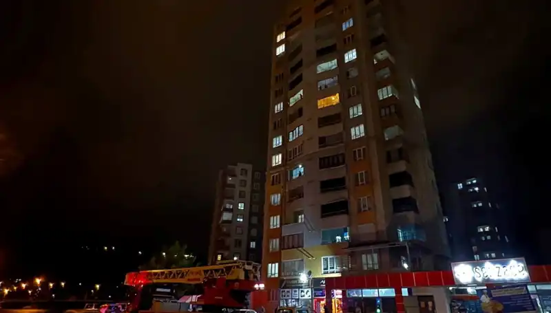 İstanbul’da Apartmanın Çatısına Yıldırım Düşmesi Akıl Almaz Anlara Sahne Oldu