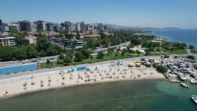 İstanbul'da Sıcak Hava Vatandaşları Caddebostan Sahiline Taşıdı