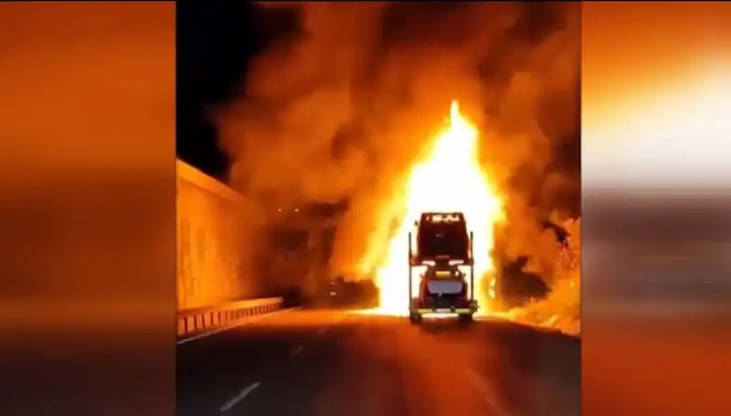 Otomobil Yüklü Tırda Korkutan Yangın: 8 Araç Küle Döndü!
