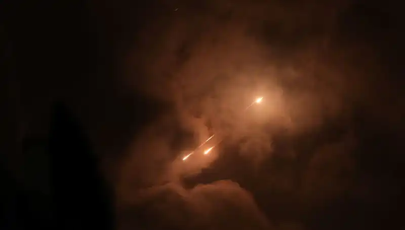 İran'ın Gece Saldırı Stratejisi: Füzelerin Ateşlenme Saatleri Ciddi Bir Mesaj Mı?