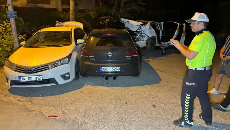 Alkollü Sürücünün Sokağı Kargaşaya Dönüştüren Kazası: Üç Araç Zarar Gördü