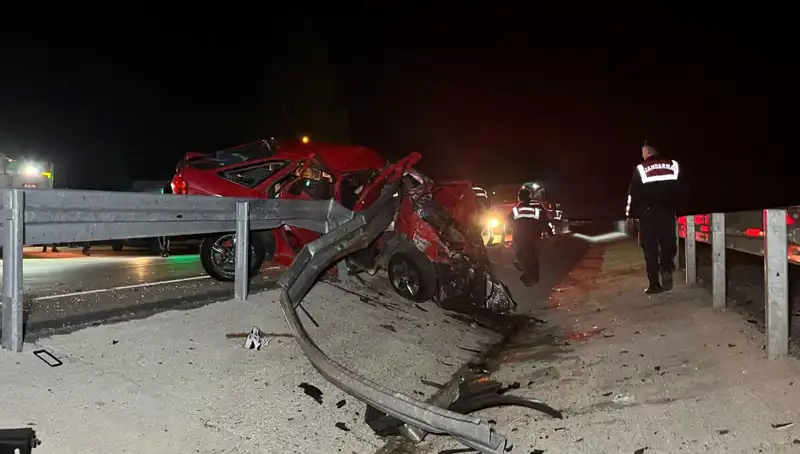 Bariyerlere Çarpan Otomobilin İçindeki Yangın: 2 Kişi Hayatını Kaybetti