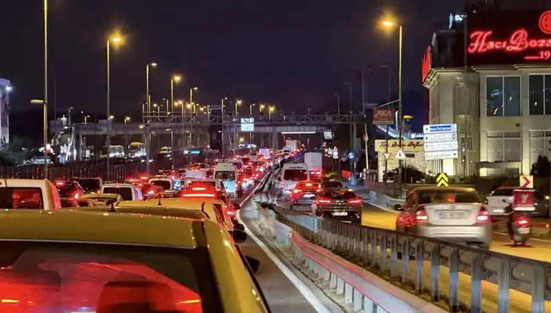 Yenibosna Metrobüs Yaya Üst Geçidinde Yapılacak Çalışmalar İle Güvenlik Artıyor