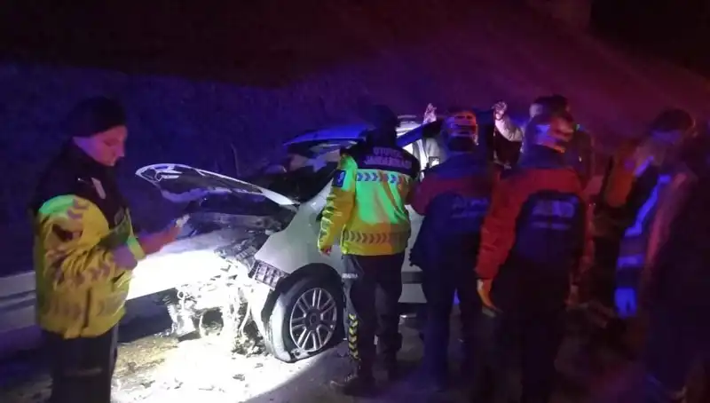 Bariyer Otomobile Saplandı: Sahil Yolunda Feci Kaza!