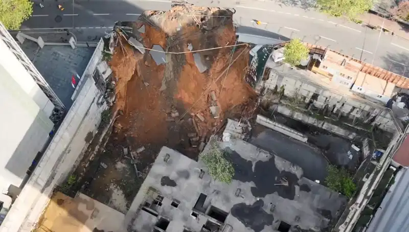 Sarıyer'de Yol Çökmesi: Cadde Üzerine Şok Edici Gelişme!