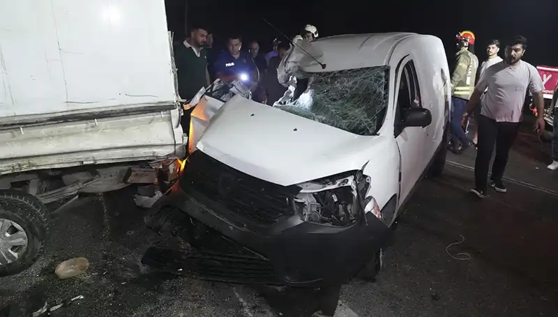 İstanbul'da Feci Kaza: Araç Devrildi, 3 Kişi Yaralandı