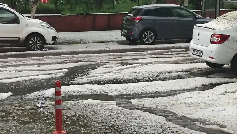 Ardahan'da Şiddetli Dolu Olayı: Şehir Adeta Bembeyaz Oldu!