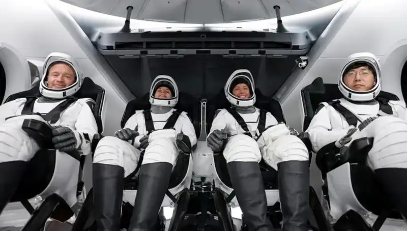 Uzay Macerası Sonunda: SpaceX, İlk Uzay Yolcularını Dünya'ya Getirdi