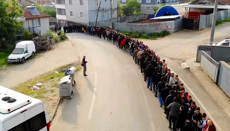 Bursa'nın O Mahallesinde Bayramlaşma Kuyruğu Geleneği Devam Ediyor