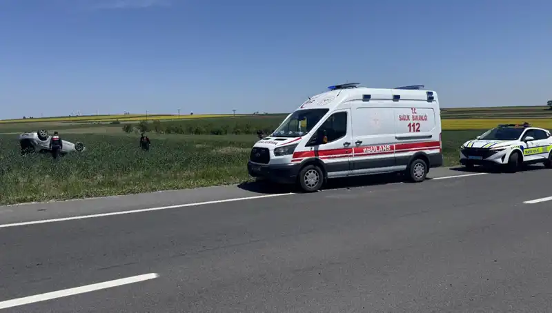 Edirne'de Devrilen Otomobil Felaketi: Sürücü ve Eşi Yaralandı